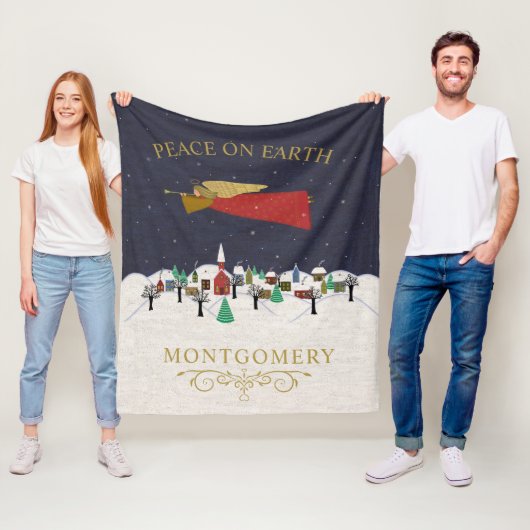Kerstanendorp Vrede op Aarde Monogram Fleece Deken (In situ)