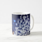 Kerstaven met blauwe achtergrond koffiemok (Voorkant rechts)