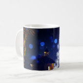 Kerstaven met blauwe achtergrond koffiemok (Voorkant links)
