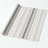 Kerstaven met grijze sneeuwvlokken cadeaupapier (Uitgerold)