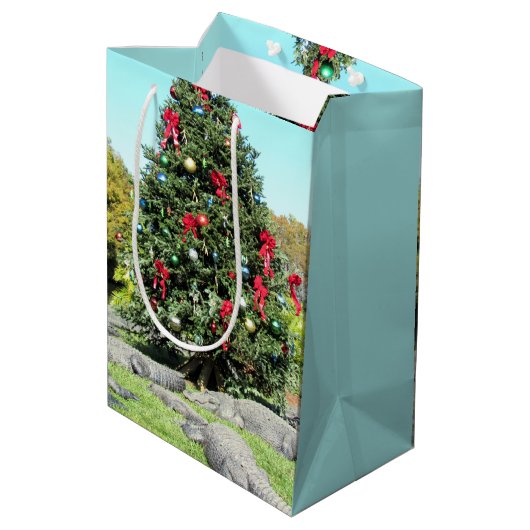 Kerstavond met gator - Medium kerstcadeautas Medium Cadeauzakje (Achterkant Gekanteld)
