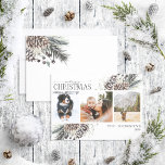 Kerstazwarte winter Pinecone Botanical Ho Feestdagenkaart<br><div class="desc">Maak kennis met onze prettige kerstzwarte winter Pinecone Calligraphy Botanical Photo Holiday Kaart! Deze mooie kaart bevat drie van je favoriete foto's, perfect geordend met een trendy, losse schikking van botanische elementen zoals pijnbomen en bessen. De handgeschreven kalligrafie voegt een handvol charme en elegantie toe, waardoor dit de perfecte kaart...</div>