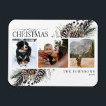 Kerstazwarte winter Pinecone Botanical Ho Magneet<br><div class="desc">Maak kennis met onze prettige kerstzwarte winter Pinecone Calligraphy Botanical Photo Holiday Kaart Magnet! Deze mooie kaart bevat drie van je favoriete foto's, perfect geordend met een trendy, losse schikking van botanische elementen zoals pijnbomen en bessen. De handgeschreven kalligrafie voegt een handvol charme en elegantie toe, waardoor dit de perfecte...</div>