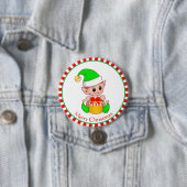 Kerstbaby-elf en cadeaudoos ronde button 7,6 cm (In situ)