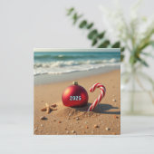 Kerstbal op het strand kerstkaart (Staand voorkant)