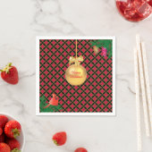 Kerstbal, vogel, pijnbomen op zwart-wit en rood servet (Insitu)