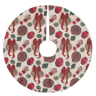 Kerstballen en rode linten in crèmekleur kerstboom rok