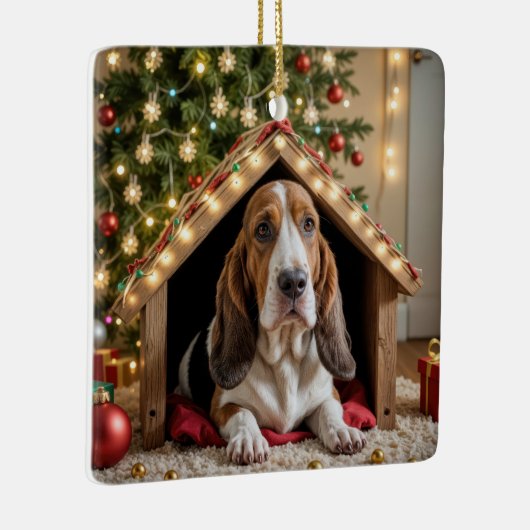 Kerstbassethond in een hondenhok keramisch ornament (Rechts)