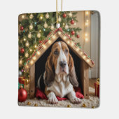 Kerstbassethond in een hondenhok keramisch ornament (Links)