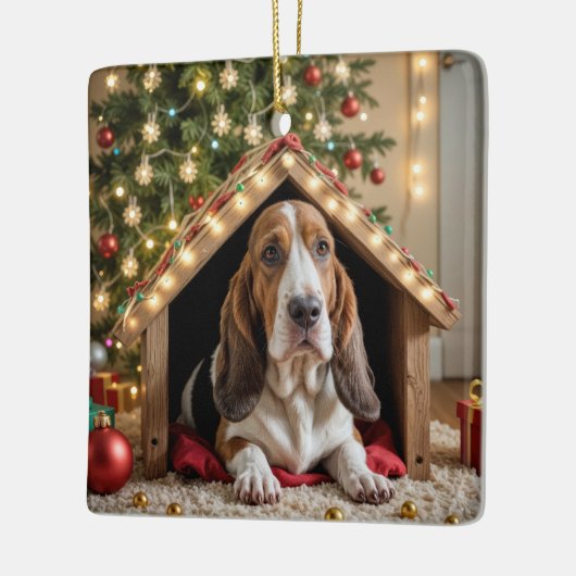 Kerstbassethond in een hondenhok keramisch ornament (Links)
