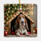 Kerstbassethond in een hondenhok keramisch ornament (Voorkant)