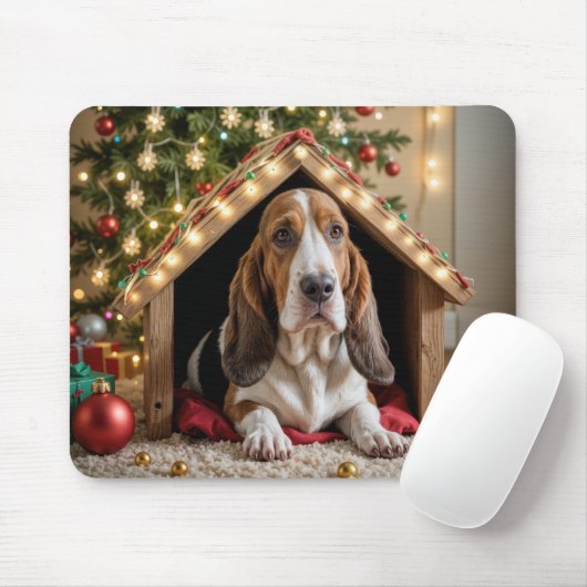 Kerstbassethond in een hondenhok muismat (Met muis)