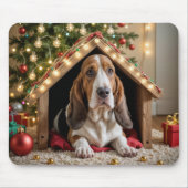 Kerstbassethond in een hondenhok muismat (Voorkant)