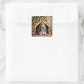Kerstbassethond in een hondenhok vierkante sticker (Tas)