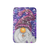 kerstbath mat gnome in Paars Pet zingend (Voorkant Verticaal)