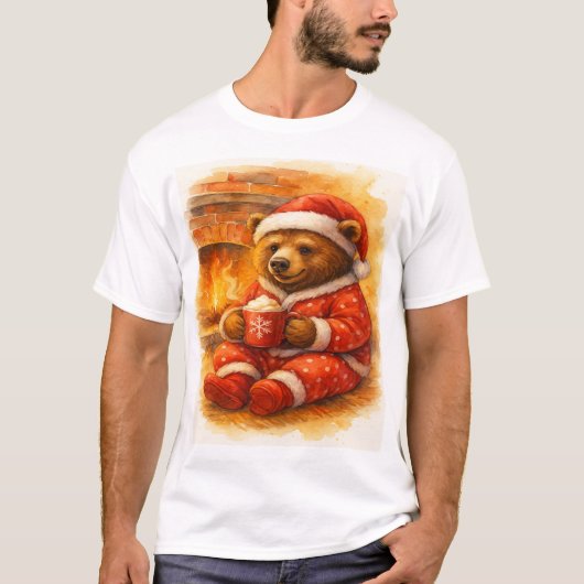 Kerstbeer in rode pyjama bij de open haard t-shirt (Voorkant)