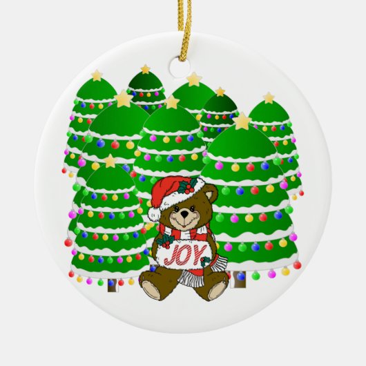 Kerstbeer met JOY bord en kerstbomen Keramisch Ornament (Voorkant)
