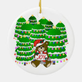 Kerstbeer met JOY bord en kerstbomen Keramisch Ornament (Achterkant)