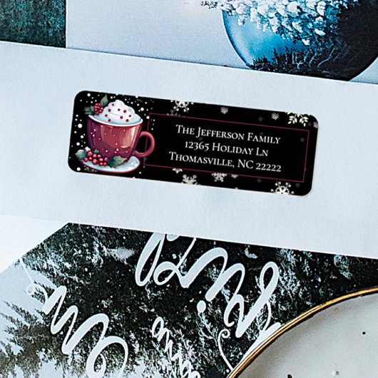 Kerstbeker van warme chocolademelk gepersonaliseer etiket