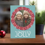 KerstBerry Wreath - 1 foto Blue Red Feestdagenkaart<br><div class="desc">Dit is de Seizoen om Jolly te zijn — een boerderijblauw met een besproeiing als een foto-lijst. Een modern manuscript wordt gebruikt voor de Prettige feestdagen. Een kerstgroet - Moge uw dagen vrolijk en helder zijn - aan de kant van het briefkaart met een gebied voor familiehandtekening en groet.</div>