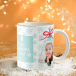 Kerstbeste foto van de blauwe sneeuwvlok van oma koffiemok<br><div class="desc">Kerstwinter-ijs-blauw sneeuwvlokpatroon,  beste oma ooit! Met klokvorm 2 fotobekleding Alle kleuren zijn bewerkbaar.</div>