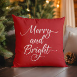 Kerstbevruchting en helderheid kussen<br><div class="desc">Omkeerbaar rood en groen ontwerp met "Merry and Bright" in een chique modern wit script.</div>