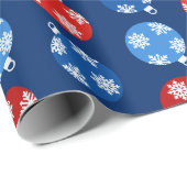 Kerstblauw en rode ornamenten met sneeuwvlokken cadeaupapier (Rol Hoek)