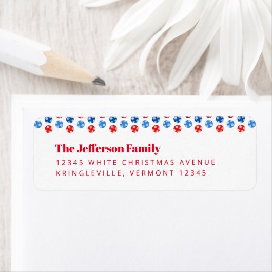 Kerstblauw en rode ornamenten met sneeuwvlokken etiket (Insitu)