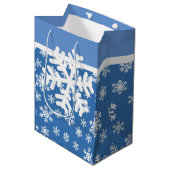 Kerstblauw en witte sneeuwvlok medium cadeauzakje (Voorkant Gekanteld)