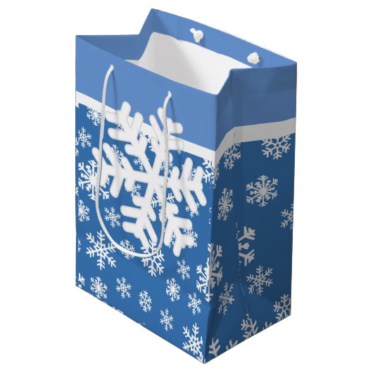 Kerstblauw en witte sneeuwvlok medium cadeauzakje (Voorkant Gekanteld)