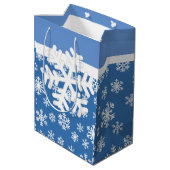 Kerstblauw en witte sneeuwvlok medium cadeauzakje (Achterkant Gekanteld)