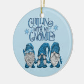 Kerstblauwe wintertrio-chillin met mijn gnomen keramisch ornament (Links)
