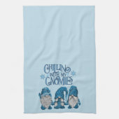 Kerstblauwe wintertrio-chillin met mijn gnomen theedoek (Verticaal)