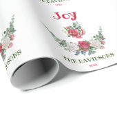 Kerstbloemstuk met witte en rode bloemen en monogr cadeaupapier (Rol Hoek)