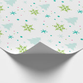 Kerstbomen en sneeuwvlokken Moderne Kerst Cadeaupapier (Hoek)