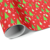 Kerstbomen en sneeuwvlokken op rood cadeaupapier (Rol Hoek)