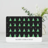 Kerstbomen in de sneeuwzwarte uitnodigingskaart kaart (Staand voorkant)
