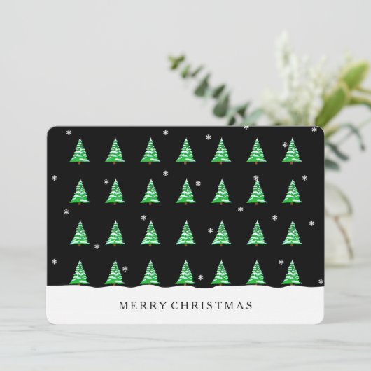 Kerstbomen in de sneeuwzwarte uitnodigingskaart kaart (Staand voorkant)