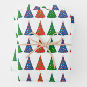 kerstbomen met driekleurenwrapping van papier inpakpapier vel (In situ)