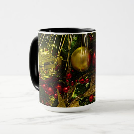 Kerstbomen, Mok met rode en gouden kerstversiering (Voorkant links)