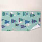 Kerstbomen op een blauwe achtergrond badhanddoek (Badhanddoek)