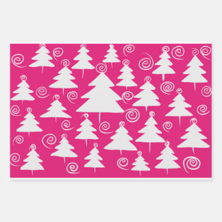 kerstbomen op roze inpakpapier vel