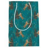 Kerstbomen & tijgers patroon op turquoise medium cadeauzakje (Voorkant)