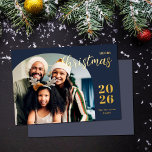 Kerstboog 1 foto modern minimalistisch goud folie feestdagenkaart<br><div class="desc">Dit elegante en moderne kerst wenskaart heeft een minimalistisch ontwerp met uw favoriete familie afbeelding in een trendy boog lijst. Gemakkelijk aan te passen met uw familienaam en het huidige jaar in stijlvolle gouden folie serif fonts over een klassieke blauwe achtergrond.</div>