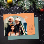 Kerstboog 1 foto modern minimalistisch goud folie feestdagenkaart<br><div class="desc">Dit elegante en moderne kerst wenskaart heeft een minimalistisch ontwerp met uw favoriete familie afbeelding in een trendy boog lijst. Gemakkelijk aan te passen met uw familienaam en het huidige jaar in stijlvolle roos gouden folie serif lettertypen over een lichte schaduw van sinaasappel.</div>
