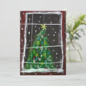 Kerstboom bij het raam 's nachts sneeuwlichten feestdagenkaart (Staand voorkant)