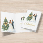 Kerstboom bruiloft paar onze eerste kerst kaart<br><div class="desc">Dit feestelijke wenskaart bevat waterverven van een bruidspaar dat bij een kerstboom staat,  en gouden typografie met gepersonaliseerde tekst.</div>