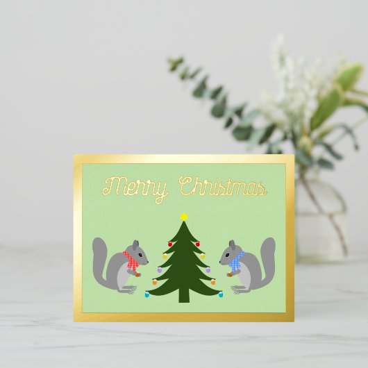 Kerstboom Decorating Eekhoorns Custom Folie Feestdagen Briefkaart (Staand Voorkant)