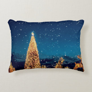 Kerstboom en decoratie op de binnenplaats in de ke accent kussen
