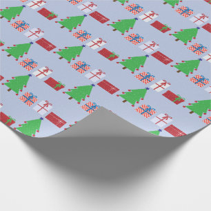 Kerstboom en geschenken op lichtblauw cadeaupapier